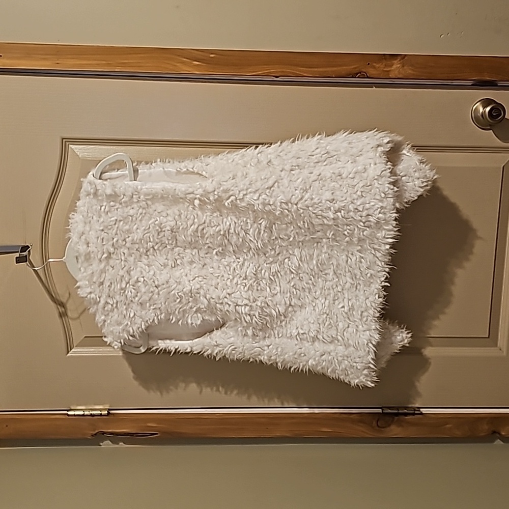 Ambiance Outerwear small faux fur white vest 😍 - Picture 4 of 4